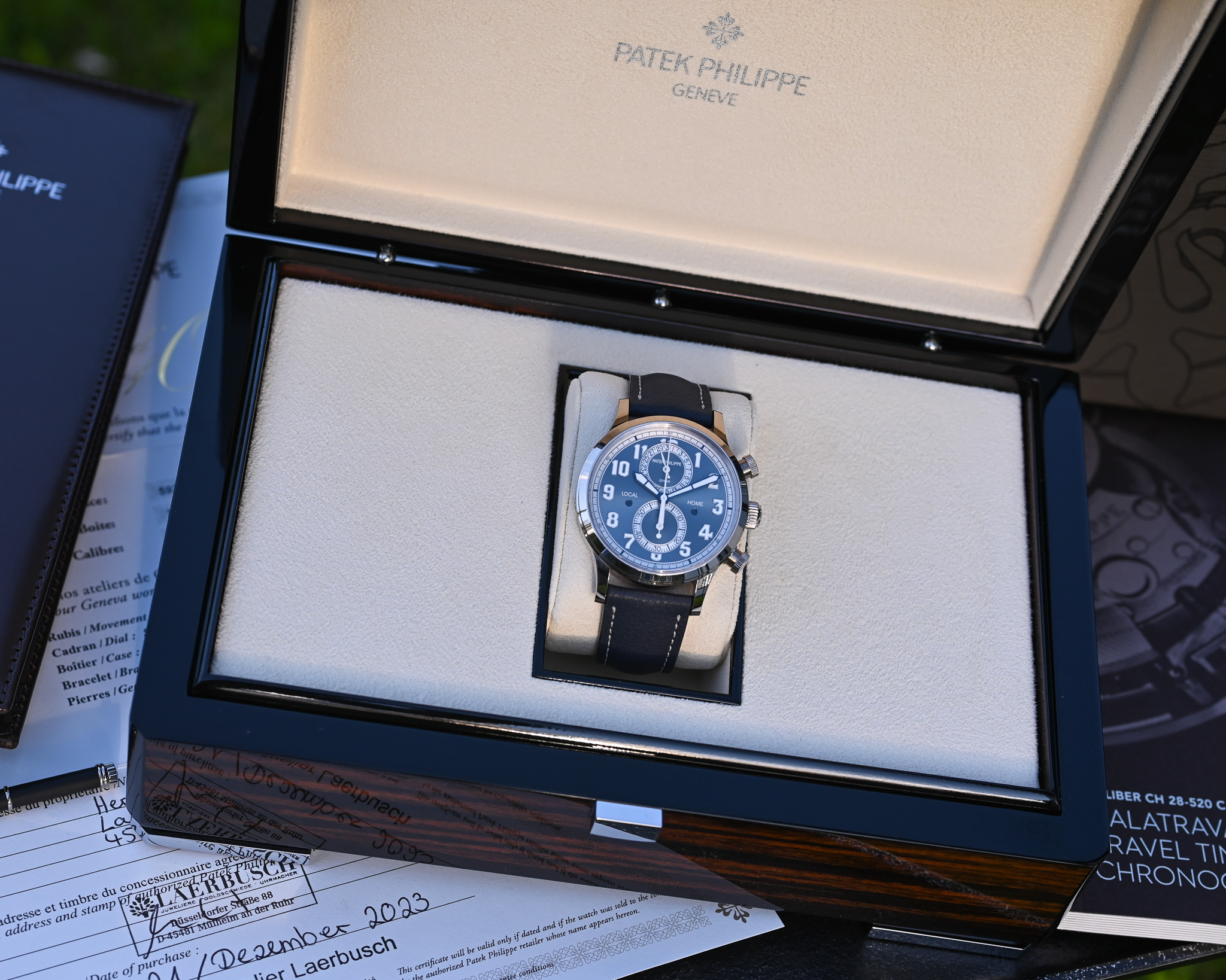 Patek Philippe 5924G-001 – Calatrava Pilot Travel Time Chronograph – Bild 2
