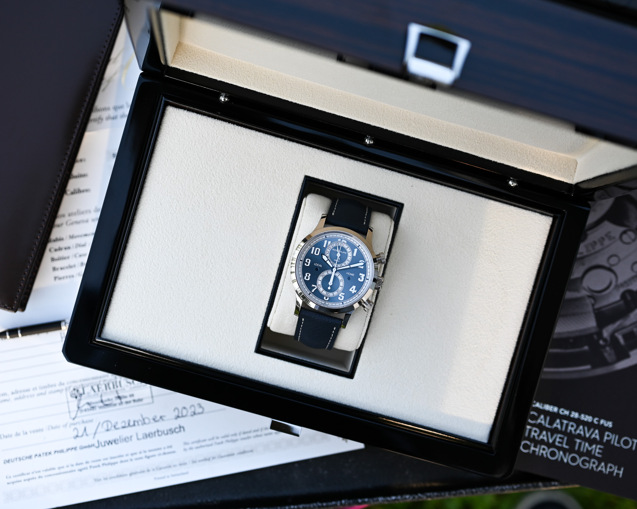 Patek Philippe 5924G-001 – Calatrava Pilot Travel Time Chronograph – Bild 3