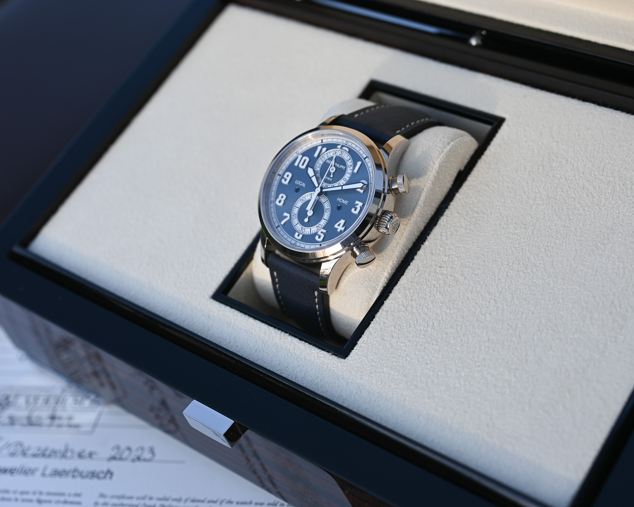 Patek Philippe 5924G-001 – Calatrava Pilot Travel Time Chronograph – Bild 4